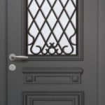 Porte d’entrée vitrée traditionnelle SPENCER 1 en aluminium avec moulures rapportées et grille décorative ALVA poignée VERONA coloris RAL 7012 finitions mat gamme PASSAGE